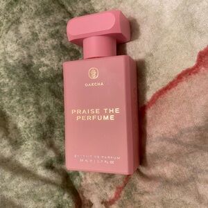 Praise the perfume Oakcha